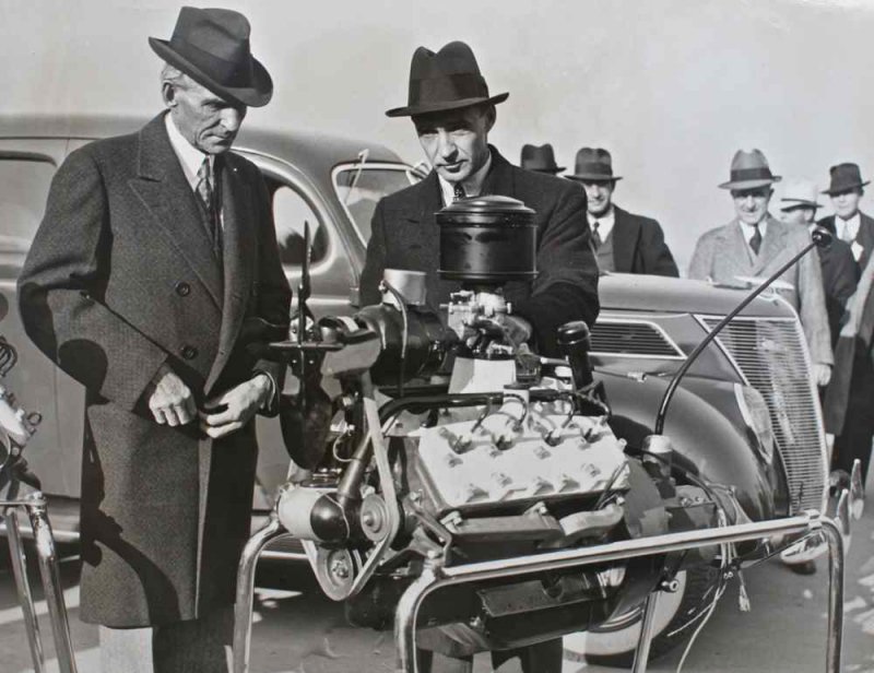 Генри Форд с сыном Эдселом представляют двигатель V8 11 ноября 1936
