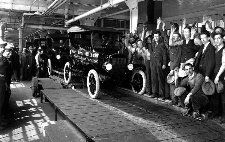 С конвейера сходит 10 миллионный Форд Т (1924)