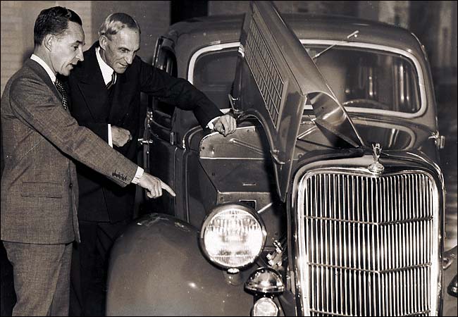 Генри Форд с сыном Эдселом у V8 Ford (1936)