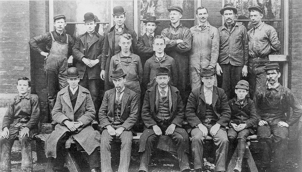 Генри Форд на групповом снимке  сотрудников детройтского филиала «Edison Illumating Co